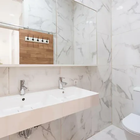 Baixa Modern Three-bedroom - By Lu Holidays Διαμέρισμα *